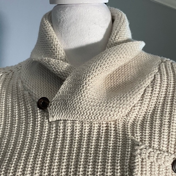 Banana Republic Men’s Ivory Knit Sweater with Brown Buttons and Turn Down Collar - Picture 5 of 15